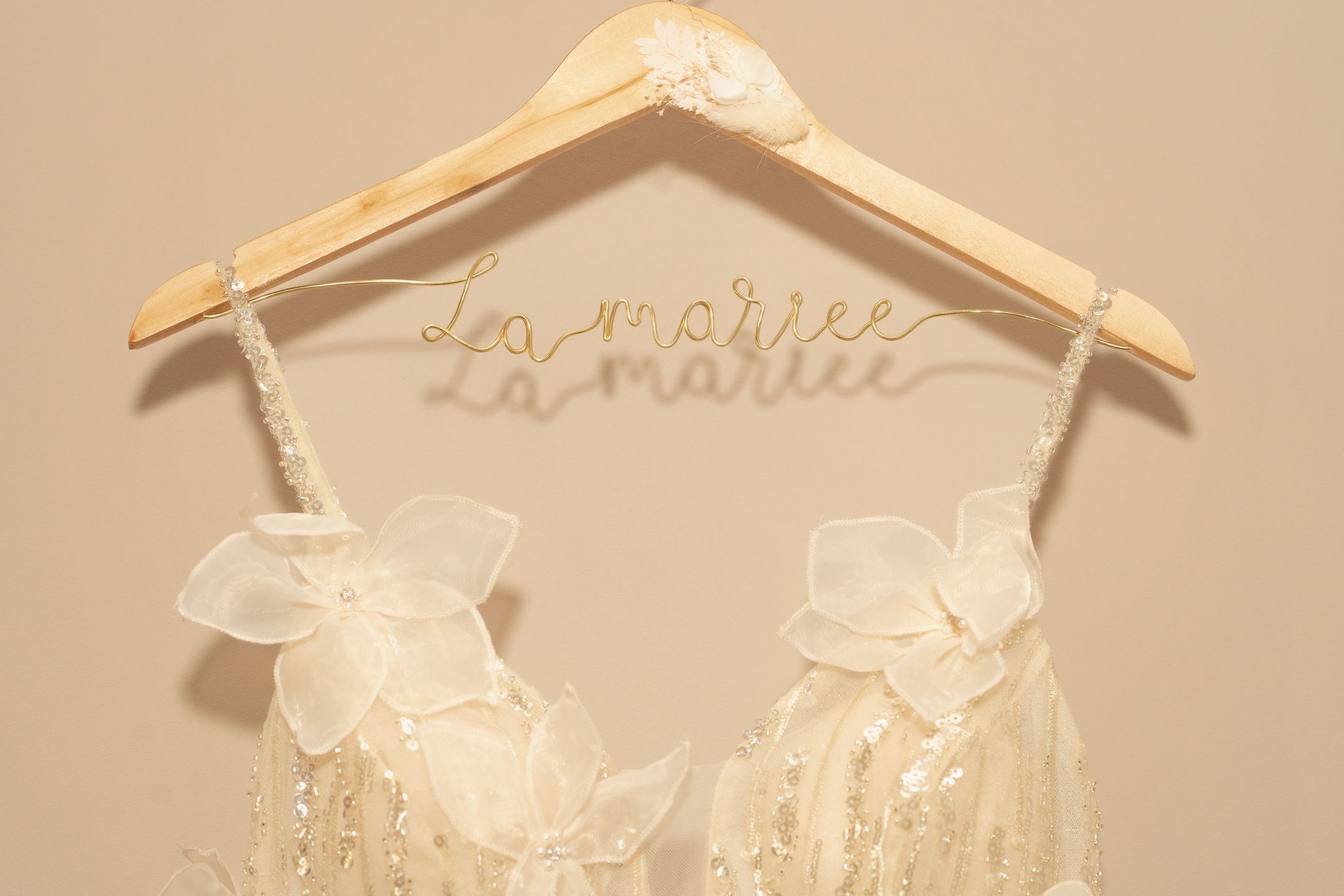 Cintre doré La Mariée avec robe à fleurs en organza