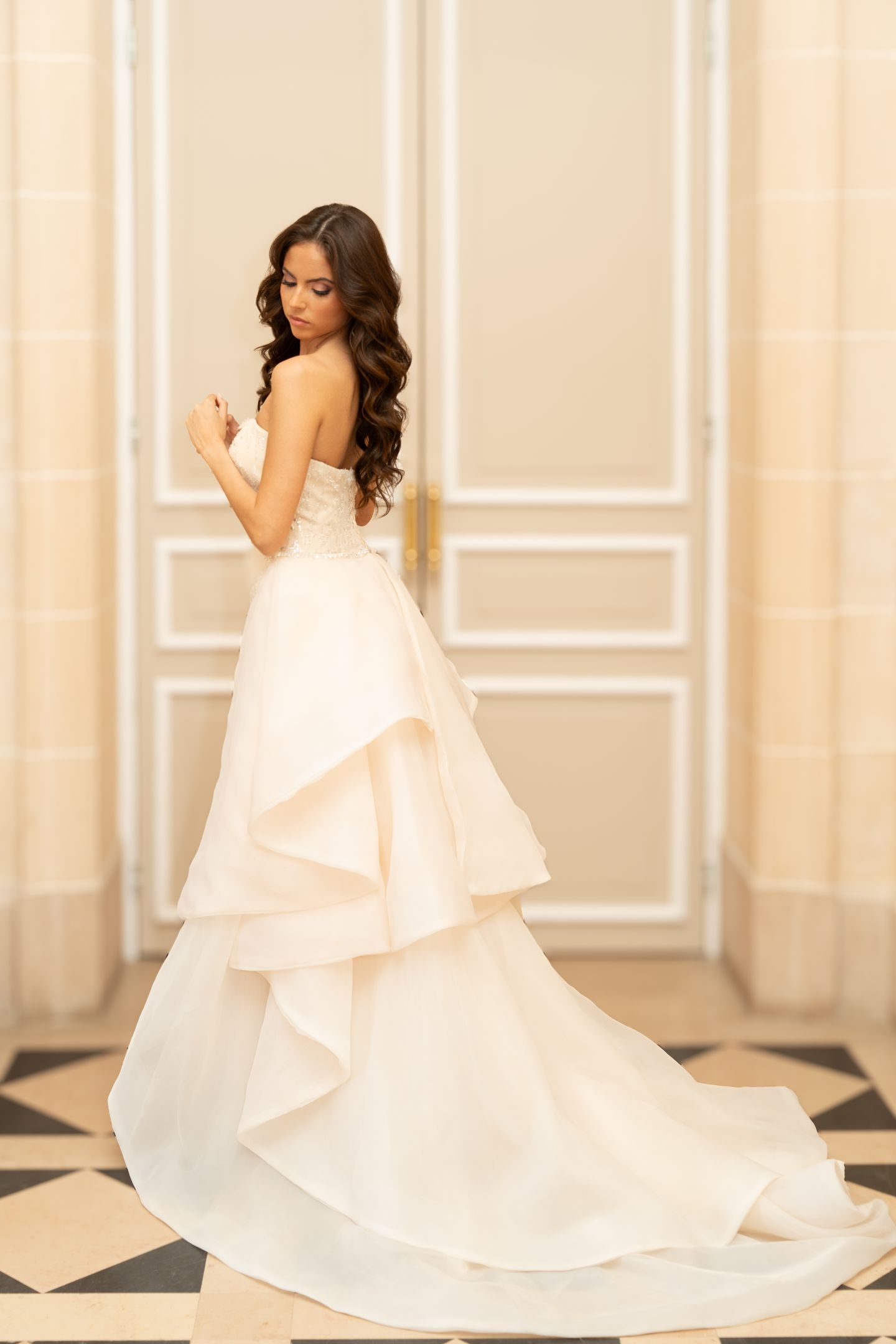 Détail du col en sequins dorés et fleur en organza