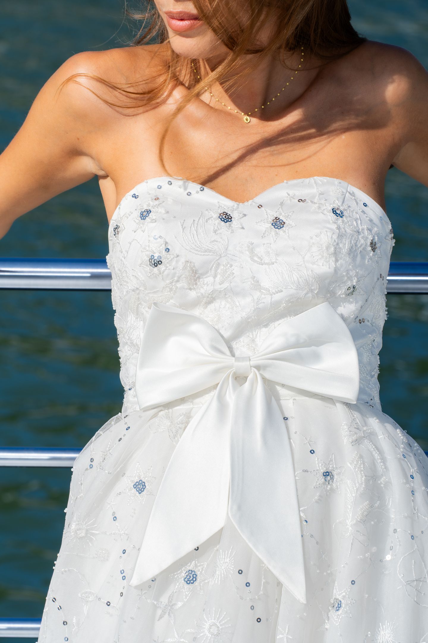 Détail nœud et broderie sur robe de mariée