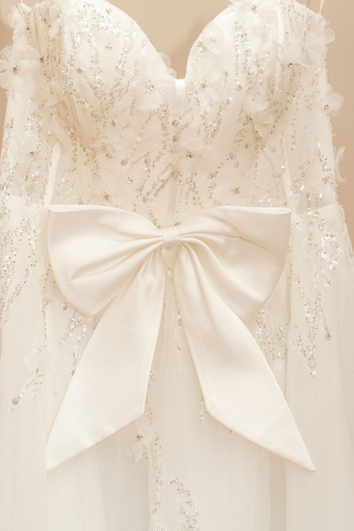 Détail du nœud et des broderies sur un bustier de mariée