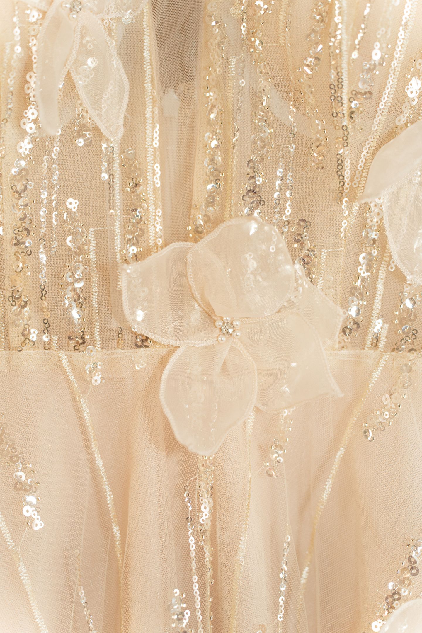 Détail de sequins et fleur en organza sur bustier