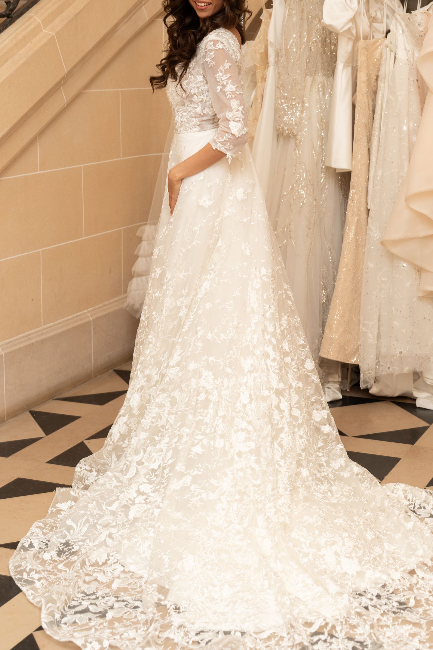 Mariée de dos portant une robe en dentelle florale Morgan Kirch