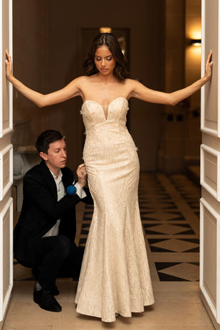 Morgan Kirch dans son atelier, sélectionnant une création