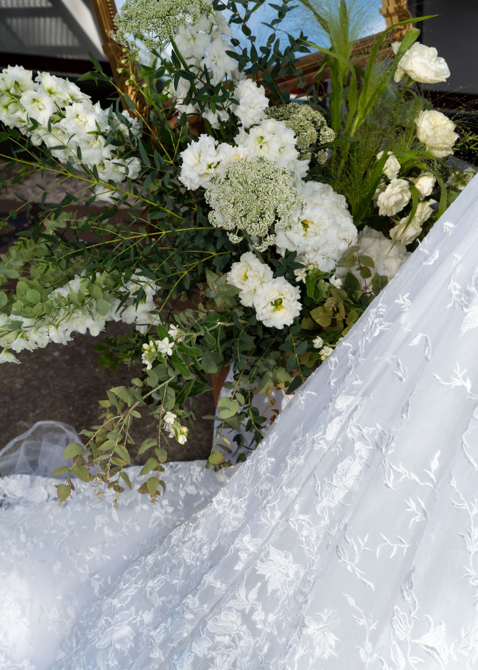 Robe dans l'atelier avec détails de finition