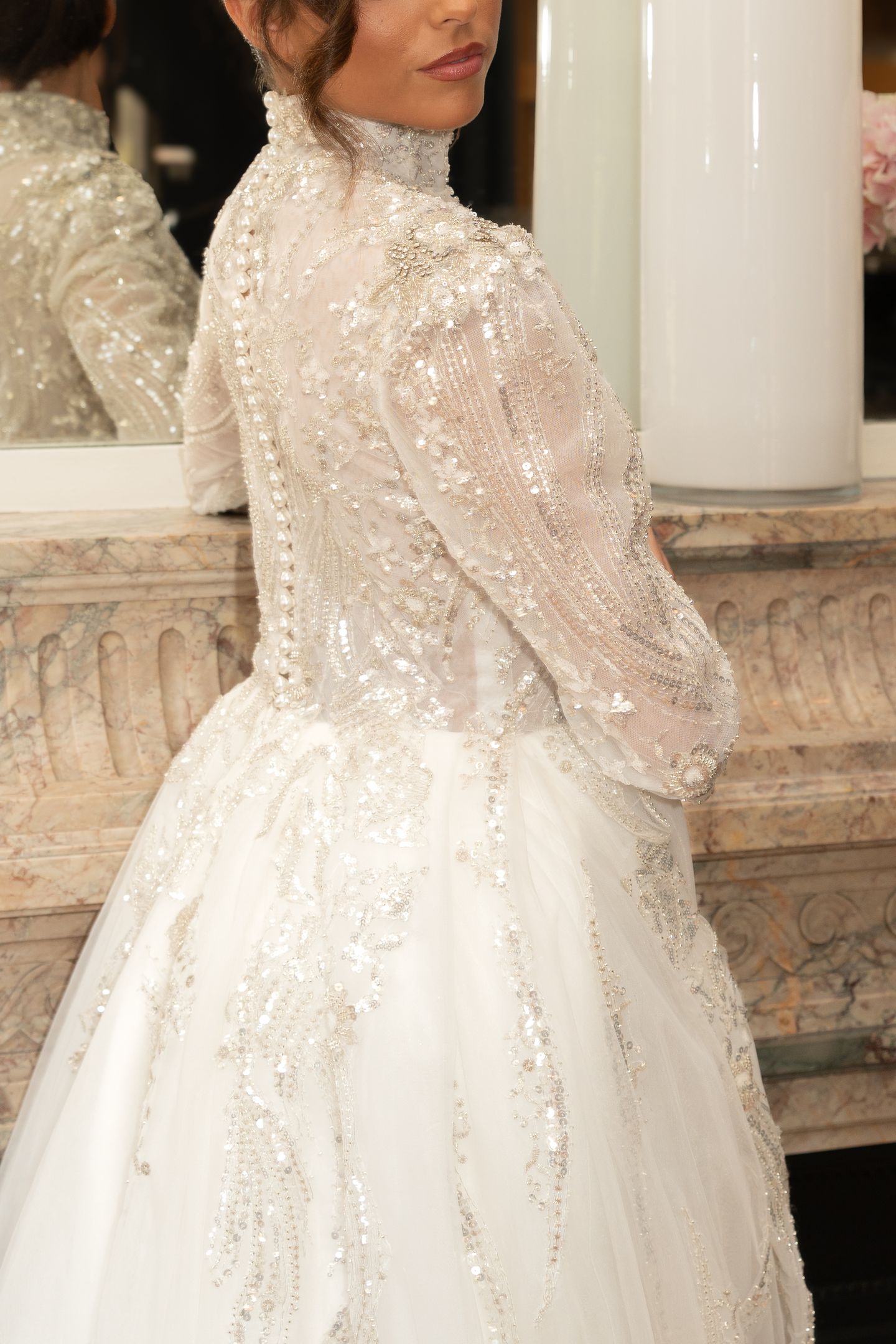 Robe de mariée à col montant brodé de perles