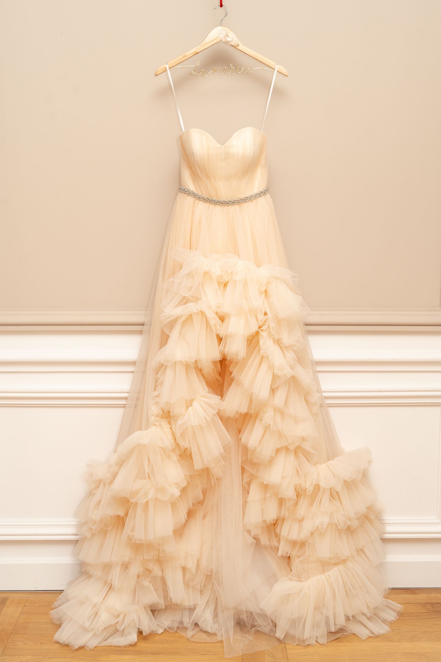 Robe en tulle champagne à volants sur cintre