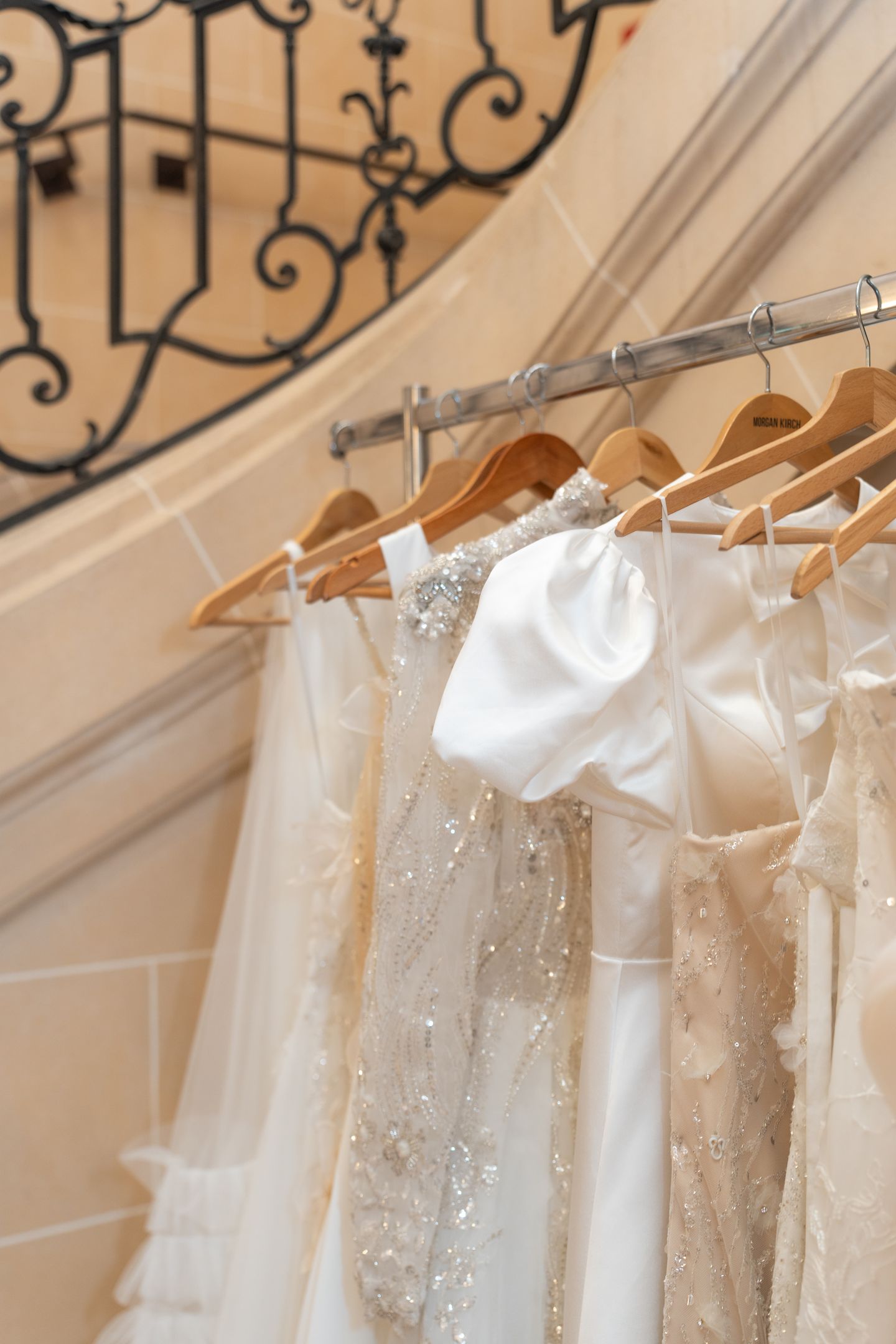 Robes de mariée sur portant dans l'escalier du showroom