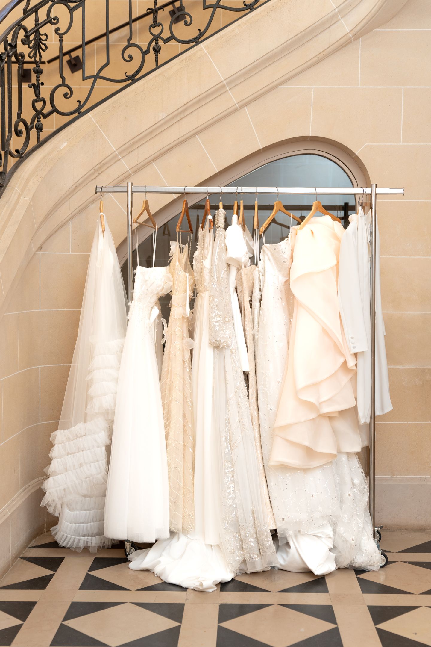 Collection de robes de mariée dans l'escalier de l'atelier Morgan Kirch